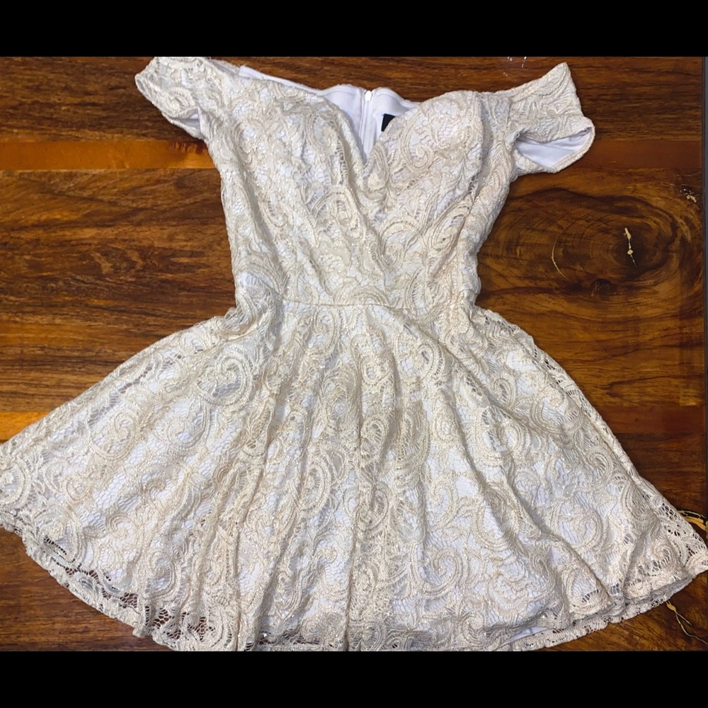 Champagne sparkled laced dress. Brand: Bsmart Size 9 (can stretch a bit)